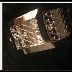 The textured buckle bracelet.with crystal silver